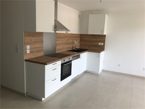 appartement à la location -   13390  AURIOL, surface 67 m2 location appartement - UBI475675271