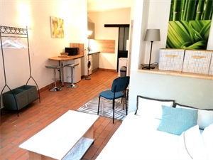studio à la location -   84000  AVIGNON, surface 24 m2 location studio - UBI469852142