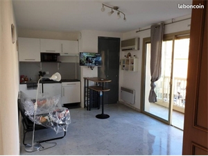 studio à la location -   06400  CANNES, surface 23 m2 location studio - UBI478442858