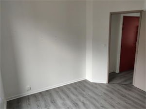 t2 à la location -   02100  SAINT QUENTIN, surface 30 m2 location t2 - UBI478494581