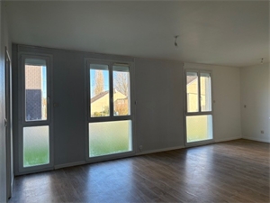 t2 à la location -   36400  LA CHATRE, surface 50 m2 location t2 - UBI458715995