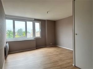 t4 à la location -   36400  LA CHATRE, surface 78 m2 location t4 - UBI458716166