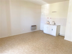 studio à la location -   36370  LIGNAC, surface 31 m2 location studio - UBI459072512