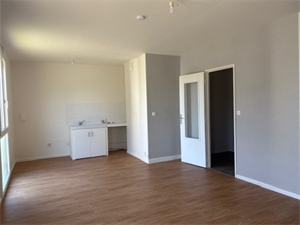t2 à la location -   36400  LA CHATRE, surface 50 m2 location t2 - UBI476305955