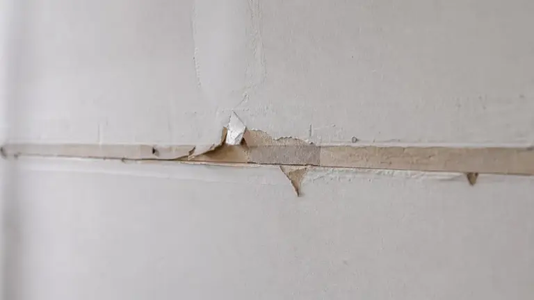 Bande de placo trop poncée avec fibres apparentes