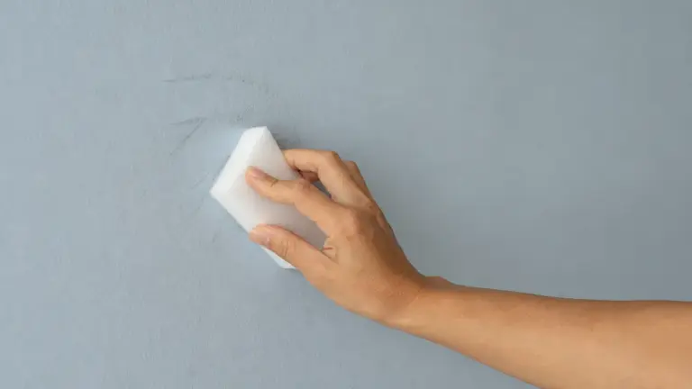 Comment utiliser une éponge magique pour nettoyer un mur taché